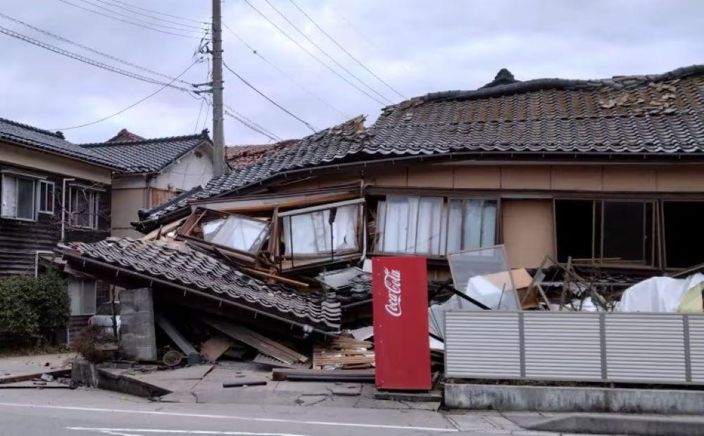 Ein eingestürztes Haus in Wajima, Präfektur Ishikawa, Japan