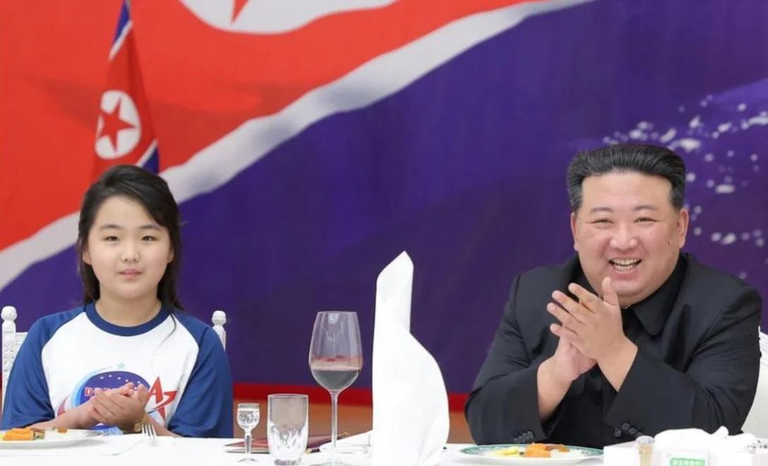 Der nordkoreanische Staatschef Kim Jong Un und seine Tochter Kim Ju Ae/KCNA