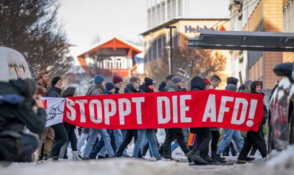 In Erfurt sprach die Polizei von etwa 9000 Demonstranten, die Veranstalter von mehr als 10.000.