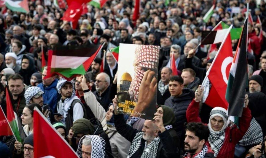 Zehntausende demonstrieren in Istanbul gegen Israel und kurdische PKK