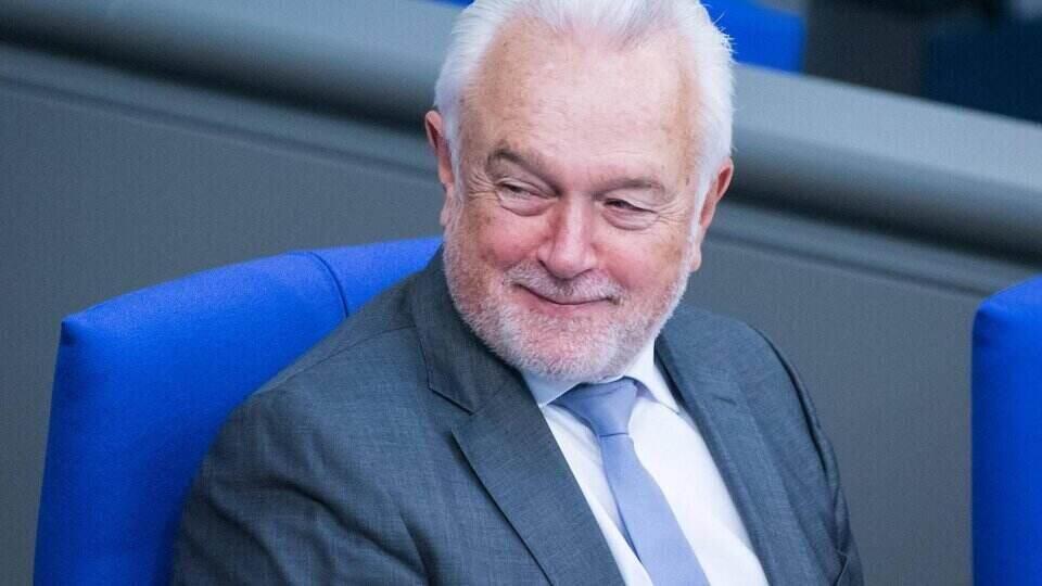 Beim FDP-Mitgliedervotum stimmt eine knappe Mehrheit dafür, die Regierungsarbeit der Ampel fortzusetzen. Fraktionsvize Kuhle sowie der stellvertretende Parteivorsitzende Kubicki zeigen sich erleichtert – und richten zugleich einen Appell an ihre Partei. Nach FDP-Mitgliedervotum: Kubicki für mehr Sichtbarkeit im Bündnis mit SPD und Grünen