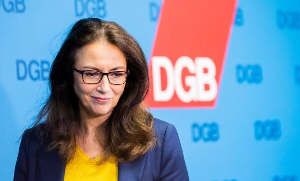 Der Deutsche Gewerkschaftsbund (DGB) pocht auf eine weitere Anhebung des Mindestlohns noch in diesem Jahr. Die "mickrige" Erhöhung um 41 Cent fange die Teuerung der Lebenshaltungskosten "nicht ansatzweise" auf, sagte DGB-Chefin Yasmin Fahimi. DGB-Chefin Yasmin Fahimi