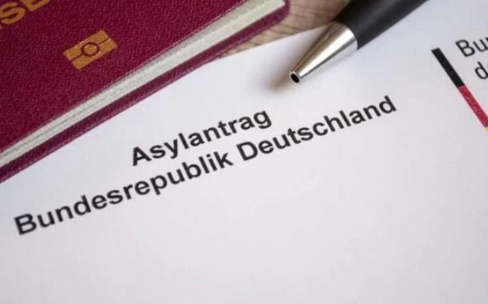 Die Bundesländer hatten sich zuletzt auf Standards zur Einführung einer Bezahlkarte für Flüchtlinge geeinigt. Mit der Karte sollen Flüchtlinge nach einheitlichen Standards einen Teil der ihnen zustehenden Leistungen als Guthaben statt per Barauszahlung erhalten. Bundesländer leiten Einführung von Bezahlkarte für Asylbewerber in die Wege