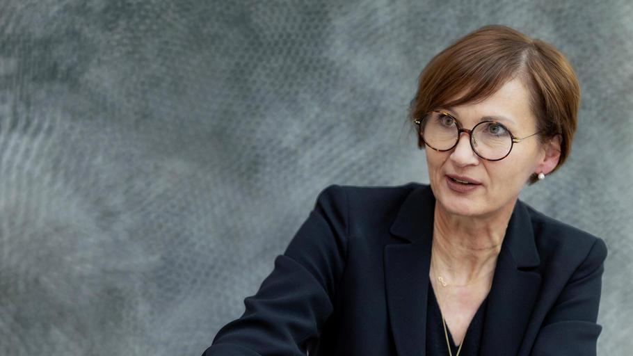 Nach dem Angriff auf einen jüdischen Studenten in Berlin hat Bundesbildungsministerin Stark-Watzinger gefordert, dass Täter exmatrikuliert werden können. Der Schutz jüdischer Studenten dürfe "nicht im Pingpong zwischen Hochschule und Landesgesetzgeber" hin und her gehen. Bundesbildungsministerin Bettina Stark-Watzinger (FDP)