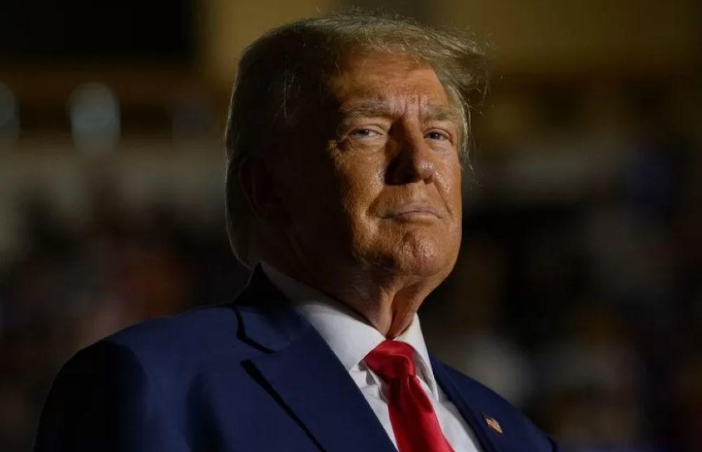 Der frühere US-Präsident Trump hat sich wegen seiner juristischen Probleme mit dem in einer Strafkolonie gestorbenen Kreml-Kritiker Nawalny verglichen. Die gegen ihn verhängte Geldstrafe wegen Finanzbetrugs nannte Trump "eine Form von Nawalny". Der frühere US-Präsident Trump