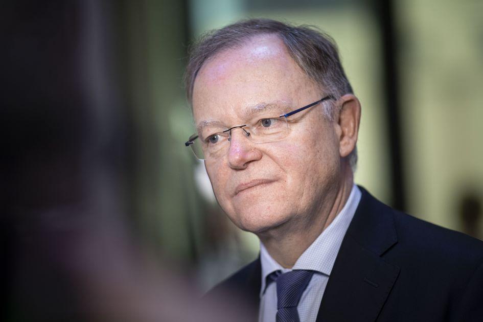 Niedersachsens SPD-Ministerpräsident Stephan Weil hat die Bundesregierung zu raschen Entscheidungen in der Wirtschaftspolitik aufgefordert. "Es gibt enorme Herausforderungen in vielen Bereichen, die Zeit drängt, es muss etwas geschehen", sagte Weil. Niedersachsens SPD-Ministerpräsident Stephan Weil