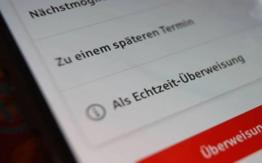 Banken dürfen für Sofortüberweisungen in Euro künftig keine Zusatzgebühren mehr verlangen. Nach dem Europaparlament billigten auch die EU-Länder am Montag in Brüssel dazu abschließend eine Verordnung. Sofortüberweisungen in Euro kosten ab 2025 nicht mehr extra