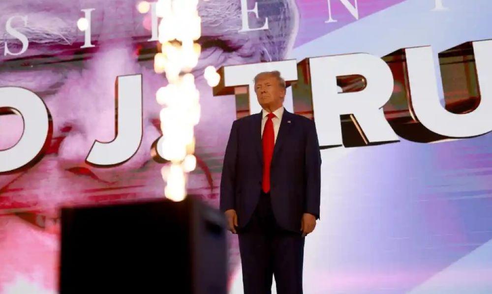 Wenige Tage vor dem sogenannten Super Tuesday hat der frühere US-Präsident Donald Trump mit Vorwahlsiegen in drei Bundesstaaten seine dominante Führung im Präsidentschaftsrennen der Republikaner weiter ausgebaut. Der frühere US-Präsident Donald Trump
