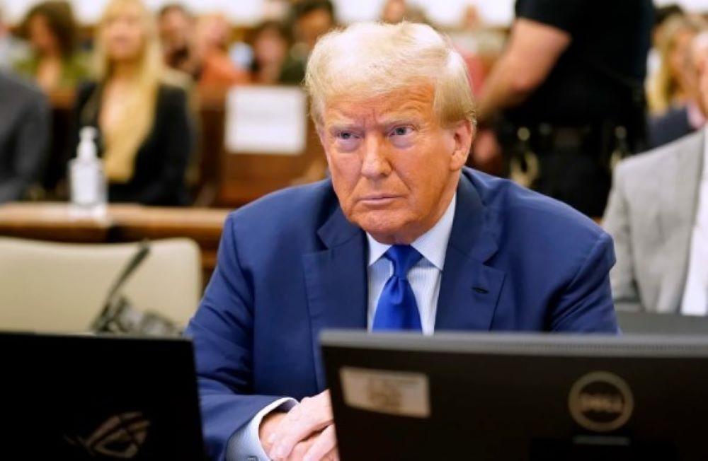 Im Schweigegeld-Prozess gegen den ehemaligen US-Präsidenten Donald Trump in New York kam es zu einem dramatischen Zwischenfall, der den Richter Juan Merchan veranlasste, den Gerichtssaal vorübergehend räumen zu lassen. Richter lässt Gerichtssaal räumen: Eklat im Schweigegeld-Prozess gegen Donald Trump