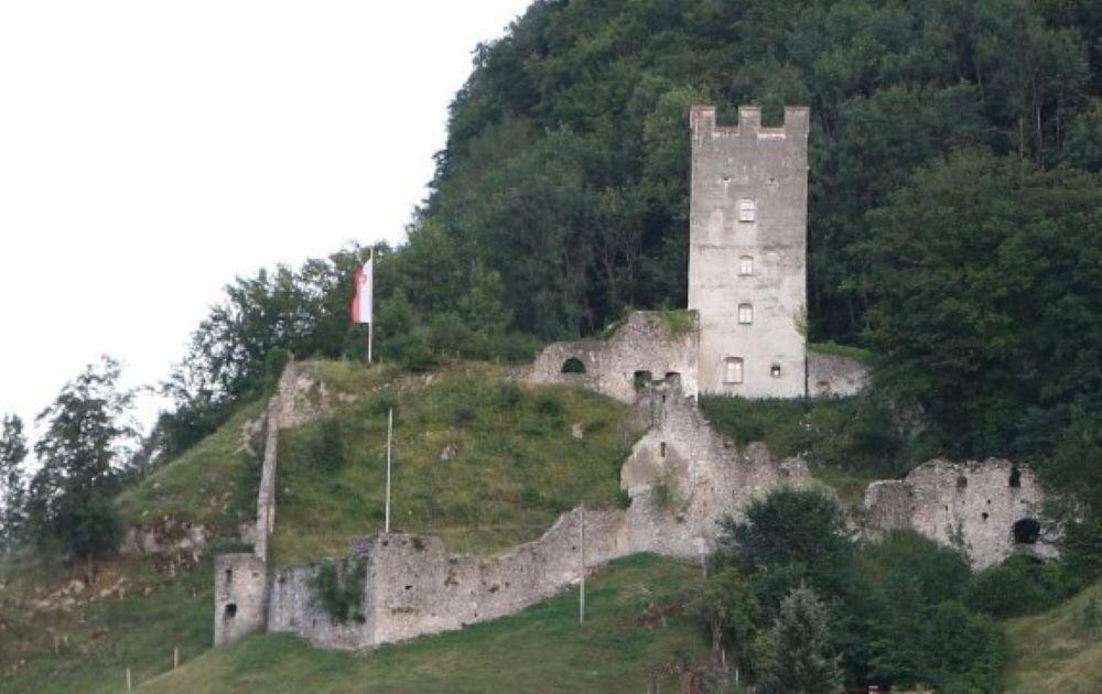 Hochwasserlage in Oberbayern: Teile der Burg Falkenstein abgestürzt, Evakuierungen im Landkreis Rosenheim