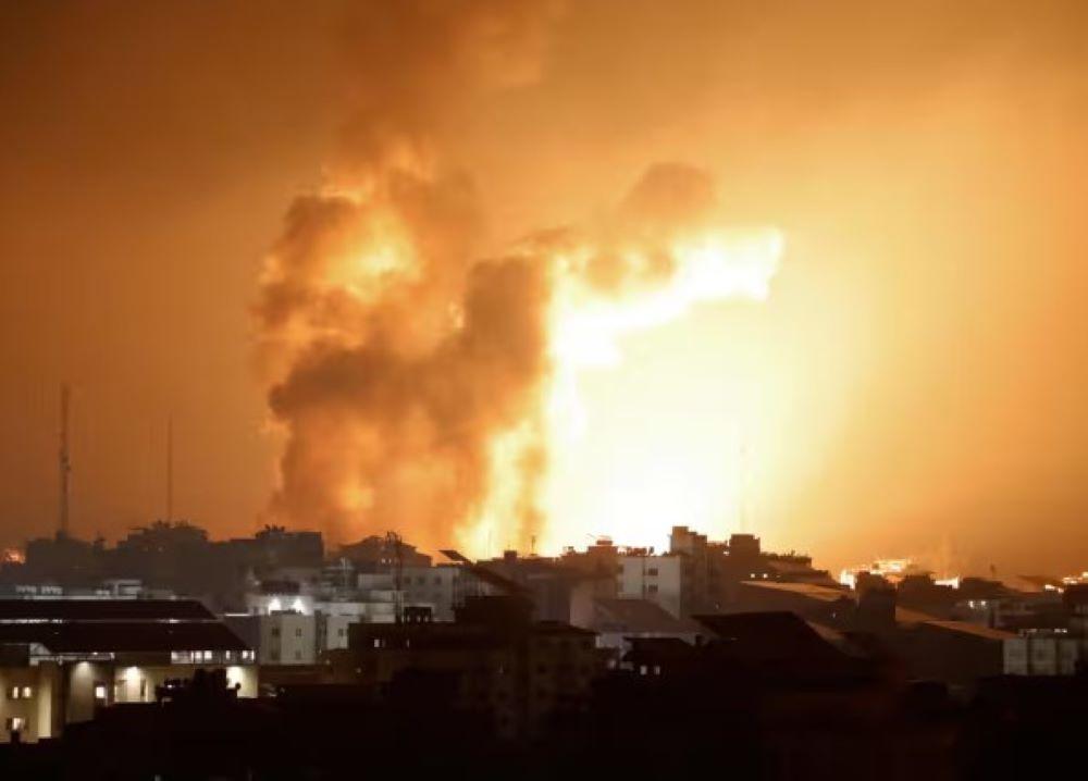 Die Luftangriffe haben eine bereits geschädigte Infrastruktur weiter beeinträchtigt, die durch Monate der Konflikte stark in Mitleidenschaft gezogen wurde Tödliche Eskalation: Israelischer Luftangriff tötet Zivilisten in Gaza