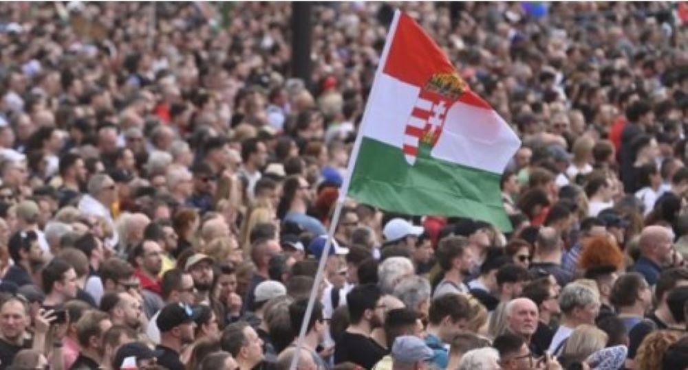 Peter Magyar gegen Orbán: Massenproteste in Budapest signalisieren Wandel