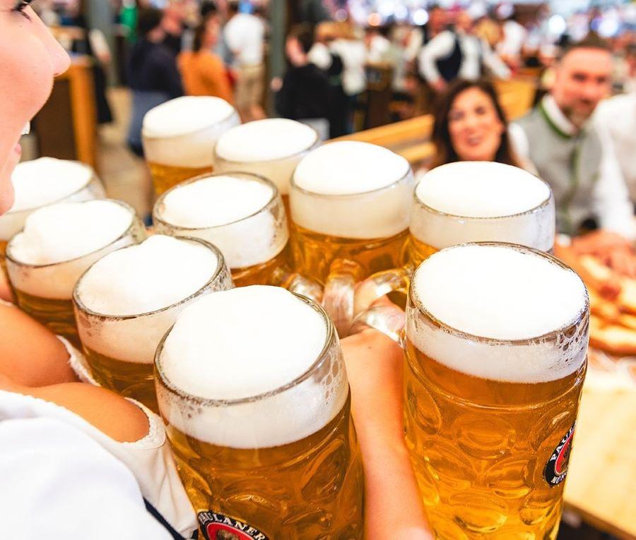 Nicht nur das Bier wird teurer: Auch die Preise für alkoholfreie Getränke auf der Wiesn steigen. Tafelwasser liegt durchschnittlich bei 10,48 Euro pro Liter, Limonade bei 11,67 Euro und Spezi bei 12,23 Euro Teurer Genuss: Bierpreise auf der Wiesn steigen um fast 4 Prozent!
