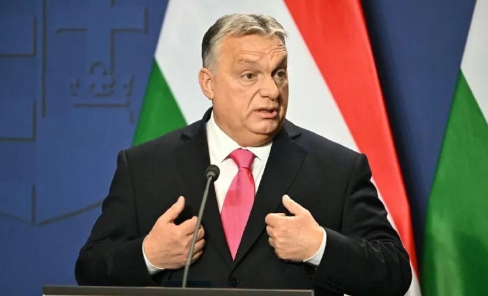 Viktor Orbans Treffen mit Donald Trump während des Nato-Gipfels verstärkte die Diskussionen über die Ausrichtung der ungarischen Außenpolitik. Trump, der sich erneut um das Amt des US-Präsidenten bewirbt, wird wie Orban als Befürworter eines Dialogs mit Russlands Präsident Wladimir Putin wahrgenommen Ungarn kritisiert Nato scharf: Doppelmoral im Umgang mit Ukraine-Krieg