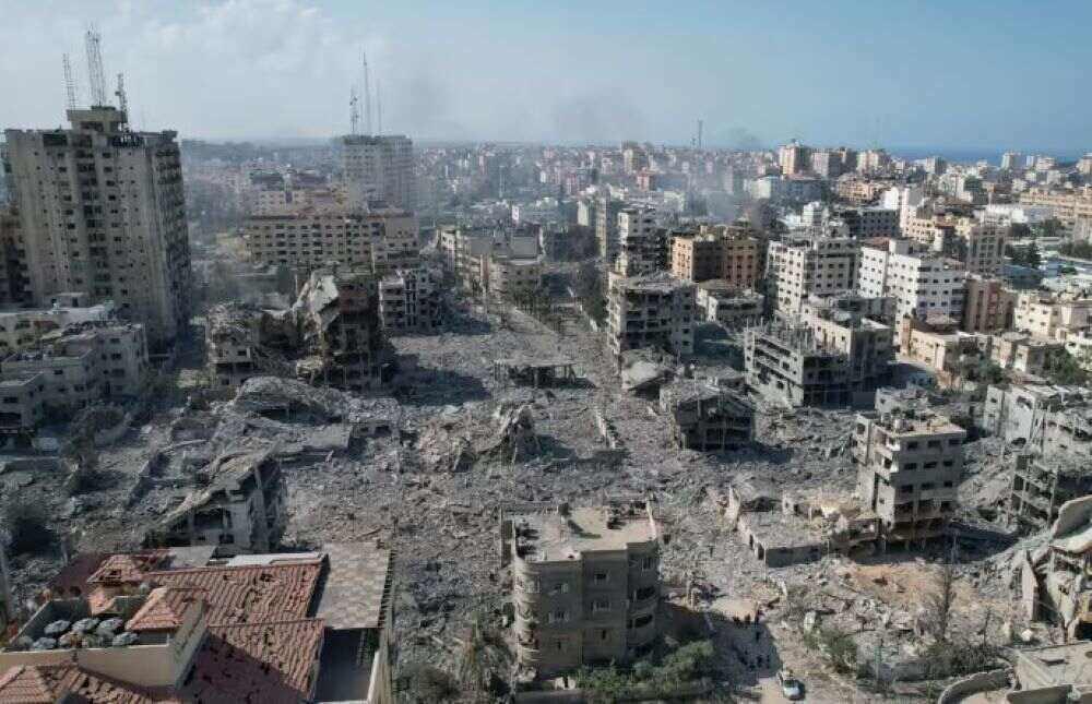 Die humanitäre Lage im Gazastreifen ist katastrophal. Die israelische Armee hat in den ersten Kriegswochen die Räumung des nördlichen Gazastreifens angeordnet und verhindert die Rückkehr der meisten Menschen. Hunderttausende Palästinenser leben in Notunterkünften oder in den Ruinen ihrer Häuser. Gaza in Trümmern: Tausende Palästinenser auf der Flucht vor erneuten Kämpfen