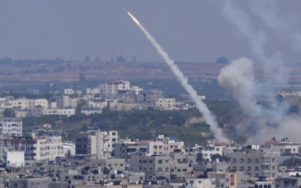 Inmitten dieser Eskalation äußert sich die politische Führung im Iran skeptisch zu den laufenden Verhandlungen über eine Waffenruhe in Gaza. Der iranische Außenminister Ali Bagheri Kani teilte auf der Plattform X mit, dass Israel in diesen Verhandlungen nicht vertraut werden könne Blutiger Schlagabtausch: Tote und Verletzte im Südlibanon nach israelischem Luftangriff