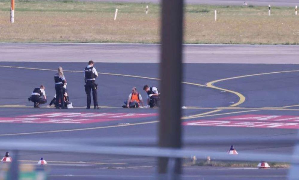 Flugchaos durch Klimaproteste: Aktivisten setzen auf festgeklebten Widerstand