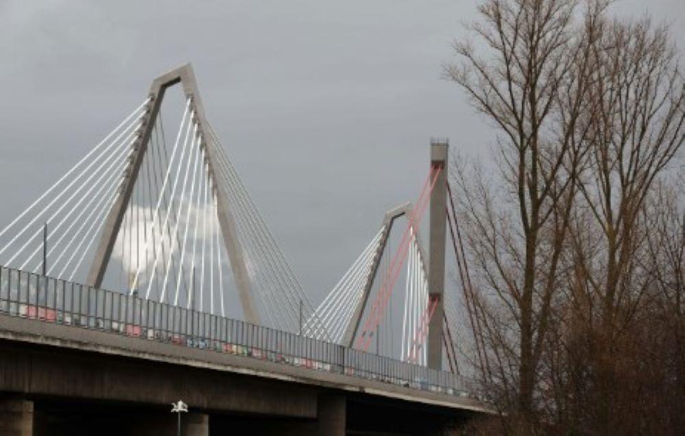 Kran stürzt von Leverkusener Rheinbrücke: Ein Toter, mehrere Schwerverletzte